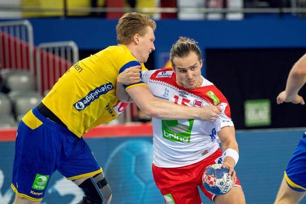 180124 Norges Kent Robin Tonnesen och Sveriges Simon Jeppsson under handbollsmatchen mellan Sverige och Norge under Handbolls-EM 2018 den 24 januari 2018 i Zagreb. Copyright: LUDVIGxTHUNMAN BB180124LT072