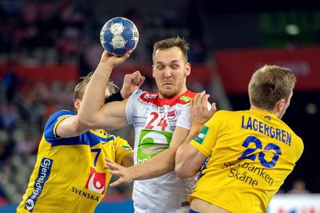 180124 Sveriges Max Darj och Albin Lagergren och Norges Christian O Sullivan under handbollsmatchen mellan Sverige och Norge under Handbolls-EM 2018 den 24 januari 2018 i Zagreb. Copyright: LUDVIGxTHUNMAN BB180124LT073
