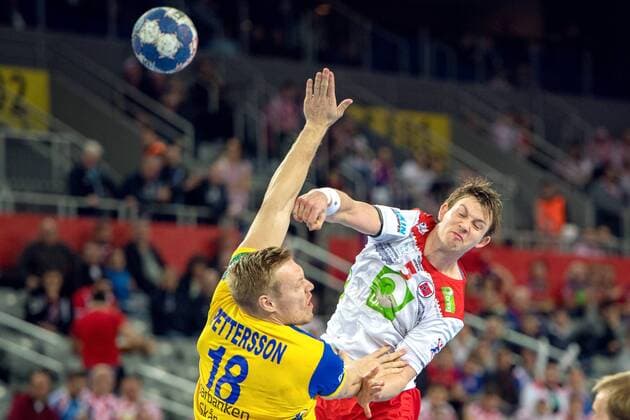 180124 Norges Sander Sagosen och Sveriges Fredric Pettersson under handbollsmatchen mellan Sverige och Norge under Handbolls-EM 2018 den 24 januari 2018 i Zagreb. Copyright: LUDVIGxTHUNMAN BB180124LT079