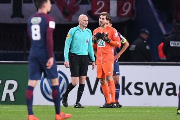 Bilder des Tages - SPORT 01 KEVIN TRAPP (psg) - Antony GAUTIER (ARBITRE) - COLERE FOOTBALL : Paris SG vs Guingamp - Coupe de France - 24 01 2018 AnthonyBIBARD FEP Panoramic 