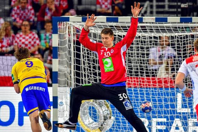 180124 Sveriges Jerry Tollbring och Norges malvakt Torbjorn Bergerud under handbollsmatchen mellan Sverige och Norge under Handbolls-EM 2018 den 24 januari 2018 i Zagreb. Copyright: LUDVIGxTHUNMAN BB180124LT085
