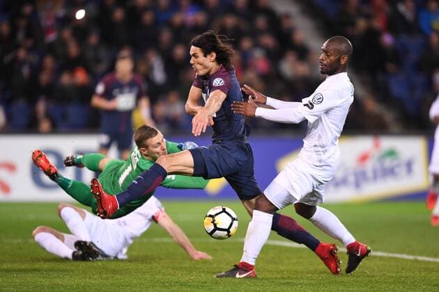 09 EDINSON CAVANI (psg) - 02 Jordan Ikoko (gui) FOOTBALL : Paris SG vs Guingamp - Coupe de France - 24 01 2018 AnthonyBIBARD FEP Panoramic 
