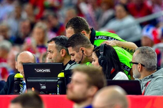 Bilder des Tages - SPORT 180124 Domarna videogranska en situation där Sveriges Jim Gottfridsson far rött kort under handbollsmatchen mellan Sverige och Norge under Handbolls-EM 2018 den 24 januari 2018 i Zagreb. Copyright: LUDVIGxTHUNMAN BB180124LT095