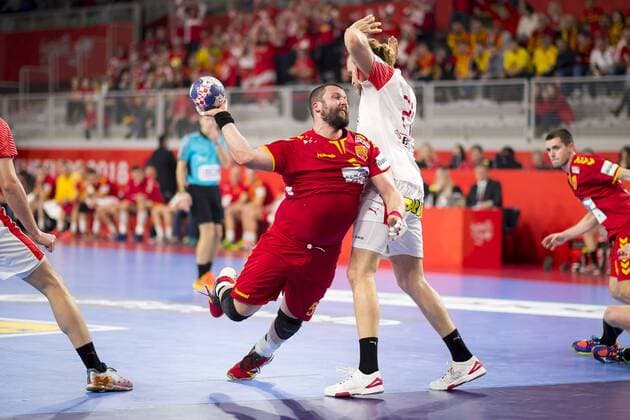 Stojanche Stoilov (Nr. 5, Mazedonien) gegen Henrik Mollgaard Jensen (Nr. 21, Daenemark). Mazedonien - Daenemark, Hauptrunde, Handball, EHF Euro 2018, 24.01.18 Varazdin Varazdin Croatia Arena Varazdin Copyright: xAgentur54Gradx xFelixxKoenigx
