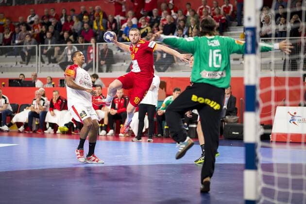 Filip Kuzmanovski (Nr. 18, Mazedonien) gegen Mads Mensah Larsen (Nr. 22, Daenemark) und Jannick Green Krejberg (Nr. 16, Daenemark). Mazedonien - Daenemark, Hauptrunde, Handball, EHF Euro 2018, 24.01.18 Varazdin Varazdin Croatia Arena Varazdin Copyright: xAgentur54Gradx xFelixxKoenigx