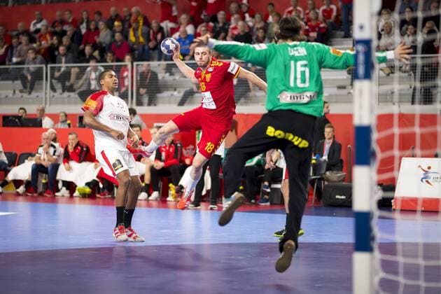 Filip Kuzmanovski (Nr. 18, Mazedonien) gegen Mads Mensah Larsen (Nr. 22, Daenemark) und Jannick Green Krejberg (Nr. 16, Daenemark). Mazedonien - Daenemark, Hauptrunde, Handball, EHF Euro 2018, 24.01.18 Varazdin Varazdin Croatia Arena Varazdin Copyright: xAgentur54Gradx xFelixxKoenigx
