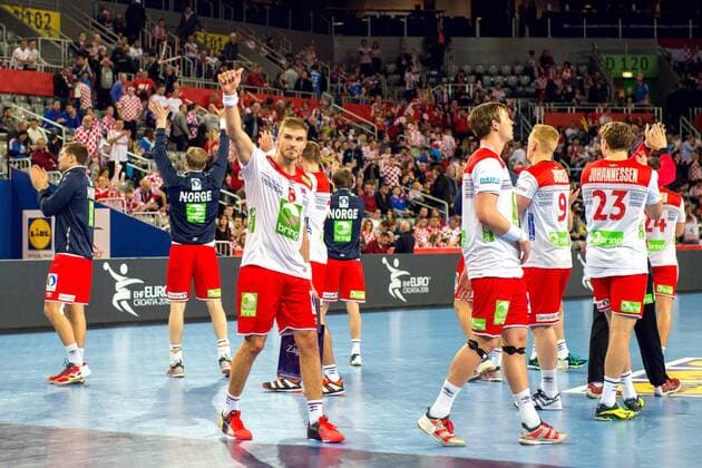 180124 Norges Bjarte Myrhol tackar publiken efter handbollsmatchen mellan Sverige och Norge under Handbolls-EM 2018 den 24 januari 2018 i Zagreb. Copyright: LUDVIGxTHUNMAN BB180124LT135