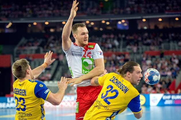 180124 Norges Christian O Sullivan och Sveriges Albin Lagergren och Mattias Zachrisson handbollsmatchen mellan Sverige och Norge under Handbolls-EM 2018 den 24 januari 2018 i Zagreb. Copyright: LUDVIGxTHUNMAN BB180124LT136