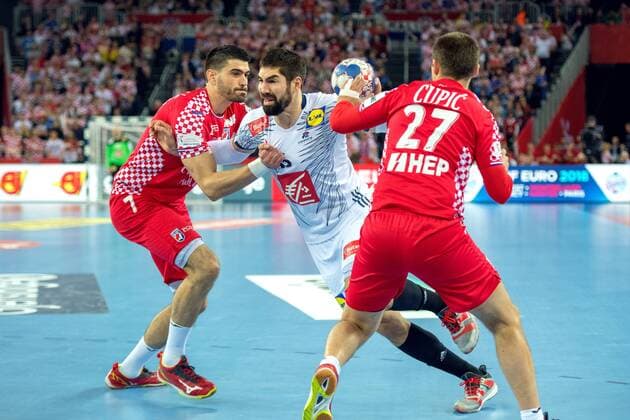 180124 Frankrikes Nikola Karabatic och Kroatiens Luka Stepancic och Ivan Cupic under handbollsmatchen mellan Kroatien och Frankrike under Handbolls-EM 2018 den 24 januari 2018 i Zagreb. Copyright: LUDVIGxTHUNMAN BB180124LT152