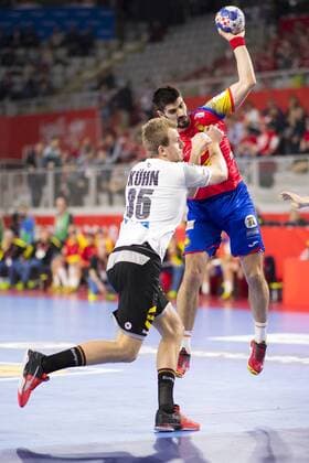 Raul Entrerrios (Nr. 9, Spanien) gegen Julius Kuehn (Nr. 35, Deutschland). Deutschland - Spanien, Hauptrunde, Handball, EHF Euro 2018, 24.01.18 Varazdin Varazdin Croatia Arena Varazdin Copyright: xAgentur54Gradx xFelixxKoenigx