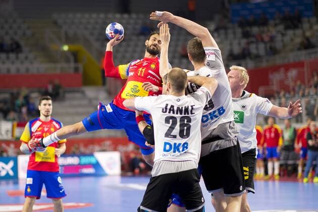 Daniel Sarmiento (Nr. 11, Spanien) gegen Maximilian Janke (Nr. 26, Deutschland), Finn Lemke (Nr. 6, Deutschland) und Patrick Wiencek (Nr. 7, Deutschland). Deutschland - Spanien, Hauptrunde, Handball, EHF Euro 2018, 24.01.18 Varazdin Varazdin Croatia Arena Varazdin Copyright: xAgentur54Gradx xFelixxKoenigx