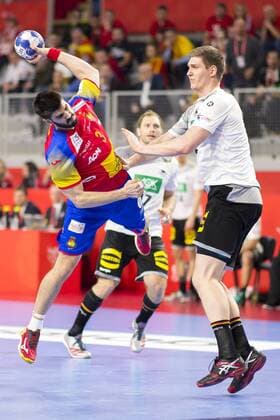 Eduardo Gurbindo (Nr. 3, Spanien) gegen Finn Lemke (Nr. 6, Deutschland). Deutschland - Spanien, Hauptrunde, Handball, EHF Euro 2018, 24.01.18 Varazdin Varazdin Croatia Arena Varazdin Copyright: xAgentur54Gradx xFelixxKoenigx