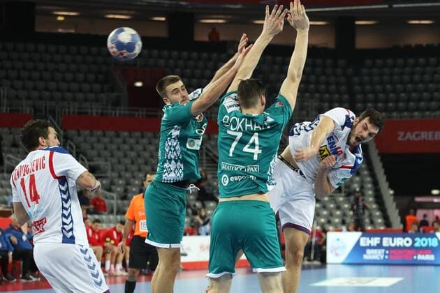 24th January 2018, Arena Zagreb, Zagreb, Croatia; 2018 European Mens Handball Championship, Serbia versus Belarus; & x17d;arko & x160;e& x161;um (Ser) shoots past Artsiem Karalek and Siarhei Shylovich ( Bel)  ActionPlus11976719