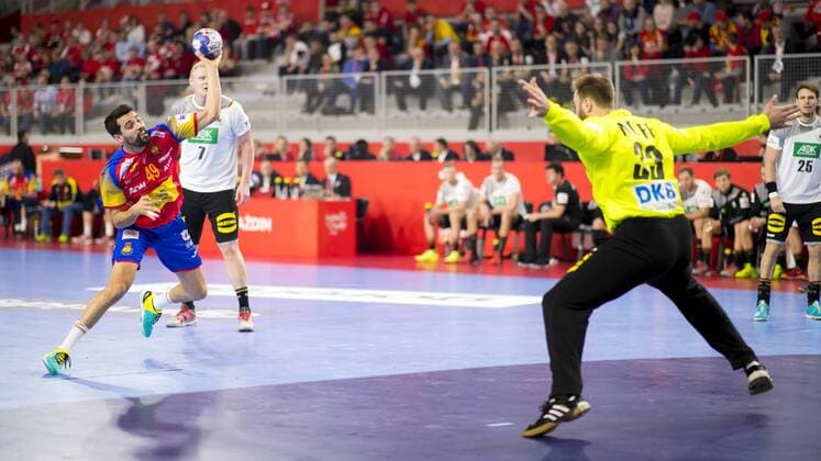 Ferran Sole (Nr. 49, Spanien) gegen Torhueter Andreas Wolff (Nr. 33, Deutschland). Deutschland - Spanien, Hauptrunde, Handball, EHF Euro 2018, 24.01.18 Varazdin Varazdin Croatia Arena Varazdin Copyright: xAgentur54Gradx xJohnxGarvex