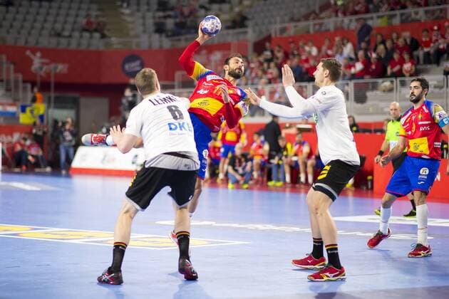 Daniel Sarmiento (Nr. 11, Spanien) gegen Finn Lemke (Nr. 6, Deutschland) und Hendrik Pekeler (Nr. 13, Deutschland). Deutschland - Spanien, Hauptrunde, Handball, EHF Euro 2018, 24.01.18 Varazdin Varazdin Croatia Arena Varazdin Copyright: xAgentur54Gradx xJohnxGarvex