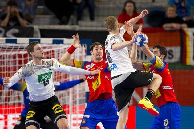 Philipp Weber (Nr. 20, Deutschland) geht zum Wurf hoch gegen Viran Morros de Argila (Nr. 24, Spanien) und Raul Entrerrios (Nr. 9, Spanien). Deutschland - Spanien, Hauptrunde, Handball, EHF Euro 2018, 24.01.18 Varazdin Varazdin Croatia Arena Varazdin Copyright: xAgentur54Gradx xJohnxGarvex