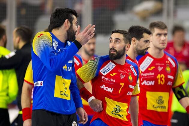 Rodrigo Corrales (Nr. 44, Spanien) und Valero Rivera (Nr. 7, Spanien) in der Halbzeit. Deutschland - Spanien, Hauptrunde, Handball, EHF Euro 2018, 24.01.18 Varazdin Varazdin Croatia Arena Varazdin Copyright: xAgentur54Gradx xJohnxGarvex