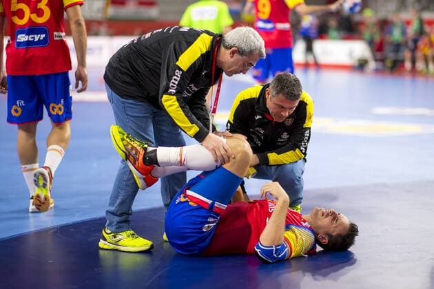 Adrian Figueras (Nr. 55, Spanien) muss behandelt werden. Deutschland - Spanien, Hauptrunde, Handball, EHF Euro 2018, 24.01.18 Varazdin Varazdin Croatia Arena Varazdin Copyright: xAgentur54Gradx xFelixxKoenigx