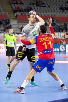 Kai Haefner (Nr. 25, Deutschland) gegen Daniel Sarmiento (Nr. 11, Spanien). Deutschland - Spanien, Hauptrunde, Handball, EHF Euro 2018, 24.01.18 Varazdin Varazdin Croatia Arena Varazdin Copyright: xAgentur54Gradx xFelixxKoenigx