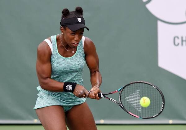 NEWPORT BEACH, CA - JANUARY 25: Sachia Vickery (USA) returns a shot during the first set of a match against Rebecca Peterson (SWE) during the Oracle Challenger Series tournament played on January 25, 2018 at the Newport Beach Tennis Club in Newport Beach, CA. (Photo by John Cordes Icon Sportswire) TENNIS: JAN 25 Oracle Challenger Series Icon506180125006 EDITORIAL USE ONLY