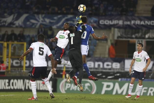 Bilder des Tages - SPORT January 25, 2018 - Strasbourg, France - Burkina Faso s goalkeeper Koffi Kouakou of Lilla vies Nuno Da Costa of Racing Strabourg 10 during the French Cup football match between Strasbourg and Lille on January 25, 2018 at the Meinau stadium in Strasbourg, eastern France. Racing Strasbourg v Lille - French National Cup  - ZUMAn230 20180125_zaa_n230_290 Copyright: xElyxandroxCegarrax
