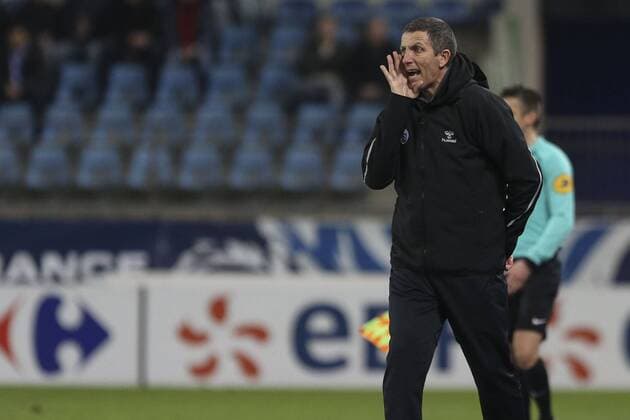 January 25, 2018 - Strasbourg, France - Strasbourg s French head coach Laurey Thierry reacts during the French Cup football match between Strasbourg and Lille on January 25, 2018 at the Meinau stadium in Strasbourg, eastern France. Racing Strasbourg v Lille - French National Cup  - ZUMAn230 20180125_zaa_n230_293 Copyright: xElyxandroxCegarrax