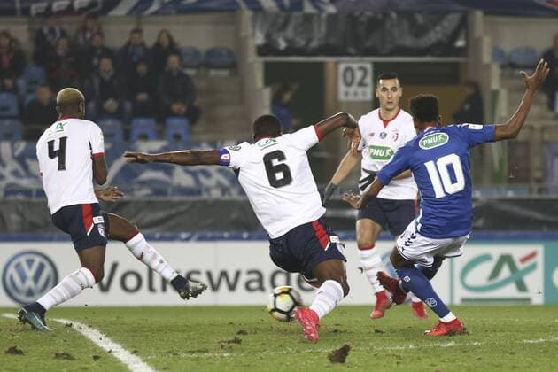January 25, 2018 - Strasbourg, France - Nuno Da Costa of Racing Strasbourg vies Amadou Ibrahim 6 of Lille during the French Cup football match between Strasbourg and Lille on January 25, 2018 at the Meinau stadium in Strasbourg, eastern France. Racing Strasbourg v Lille - French National Cup  - ZUMAn230 20180125_zaa_n230_295 Copyright: xElyxandroxCegarrax