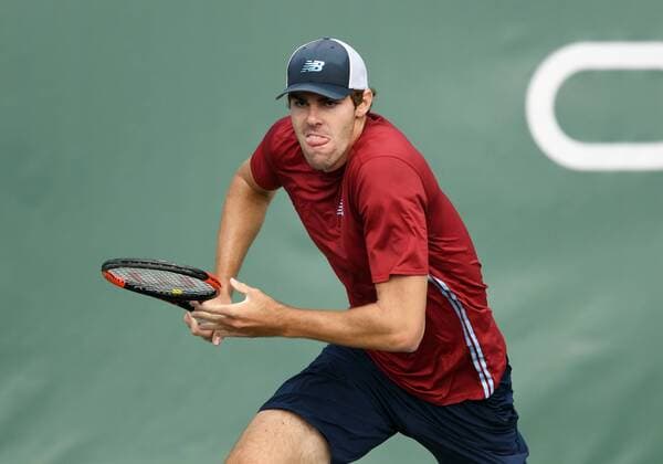 Bilder des Tages - SPORT NEWPORT BEACH, CA - JANUARY 25: Reilly Opelka (USA) on the move towards the net during a match against Dennis Novikov (USA) during the Oracle Challenger Series tournament played on January 25, 2018 at the Newport Beach Tennis Club in Newport Beach, CA. (Photo by John Cordes Icon Sportswire) TENNIS: JAN 25 Oracle Challenger Series Icon506180125054 EDITORIAL USE ONLY