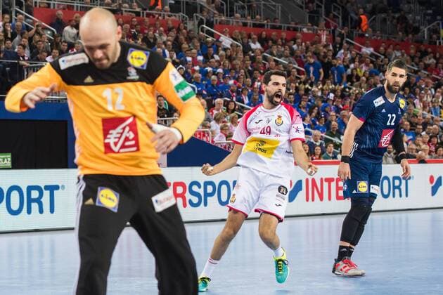 180126 Frankrikes malvakt Cyril Dumoulin efter mal av Spaniens Ferran Sole Sala under semifinalen mellan mellan Frankrike och Spanien under Handbolls-EM 2018 den 26 januari 2018 i Zagreb. Copyright: FREDRIKxVARFJELL BB180126FV026