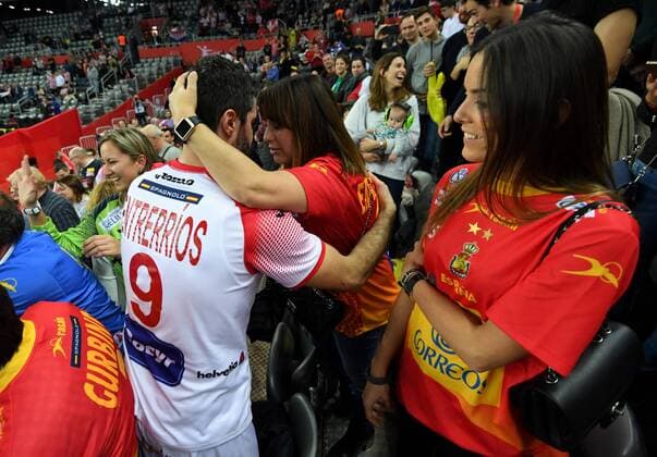 European Handball Championship, semifinal, France - Spain, Spanis tem with their families 26.01.2018., Arena Zagreb, Zagreb, Croatia - 2018 European Men s Handball Championship, semifinal, France - Spain. Spanish players celebrate victory with their families, wifes and children. Raul Entrerrios  MarkoxLukunic PIXSELL