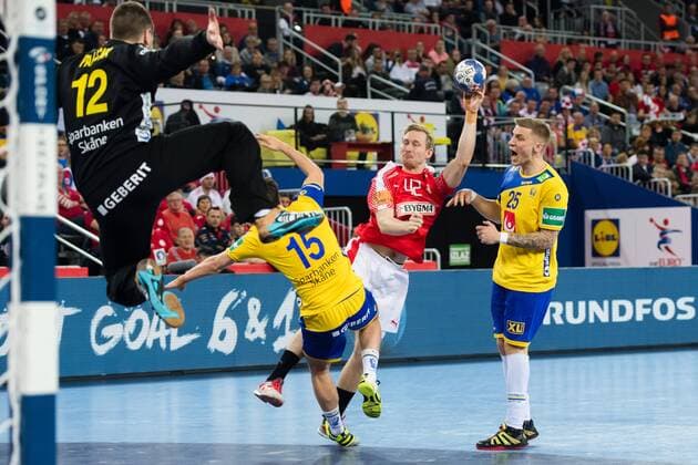 180126 Sveriges malvakt Andreas Palicka , Hampus Wanne och Linus Arnesson försvarar mot Danmarks Peter Balling Christensen under semifinalen mellan Sverige och Danmark under Handbolls-EM 2018 den 26 januari 2018 i Zagreb. Copyright: FREDRIKxVARFJELL BB180126FV062