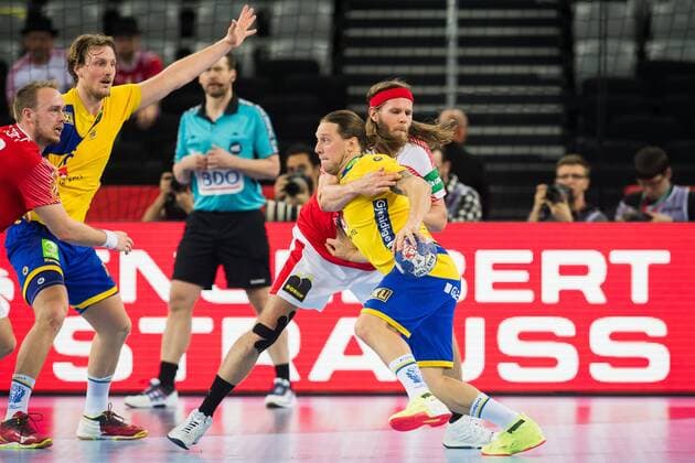 180126 Sveriges Albin Lagergren och Danmarks Mikkel Hansen under semifinalen mellan Sverige och Danmark under Handbolls-EM 2018 den 26 januari 2018 i Zagreb. Copyright: FREDRIKxVARFJELL BB180126FV071