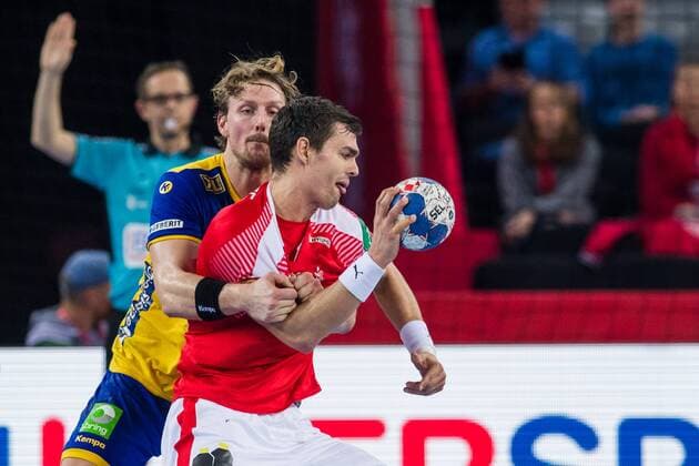 180126 Sveriges Jesper Nielsen och Danmarks Rasmus Lauge Schmidt under semifinalen mellan Sverige och Danmark under Handbolls-EM 2018 den 26 januari 2018 i Zagreb. Copyright: FREDRIKxVARFJELL BB180126FV083