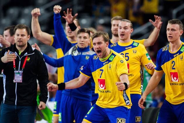 Bilder des Tages - SPORT 180126 Sveriges Max Darj jublar pa bänken under semifinalen mellan Sverige och Danmark under Handbolls-EM 2018 den 26 januari 2018 i Zagreb. Copyright: FREDRIKxVARFJELL BB180126FV087