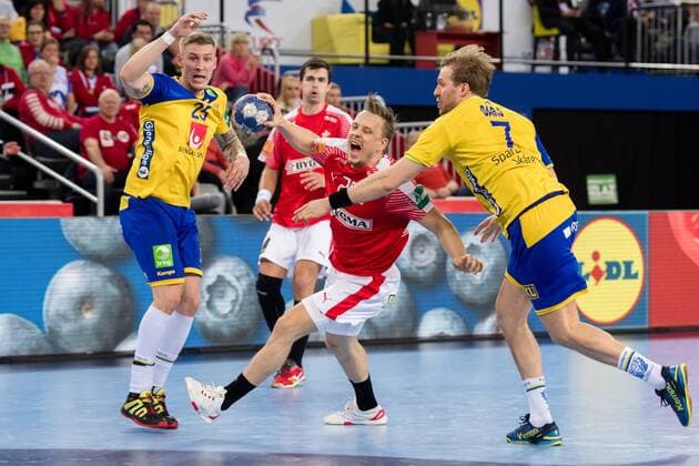 180126 Sveriges Linus Arnesson och Max Darj försvarar mot Danmarks Morten Toft Olsen under semifinalen mellan Sverige och Danmark under Handbolls-EM 2018 den 26 januari 2018 i Zagreb. Copyright: FREDRIKxVARFJELL BB180126FV097
