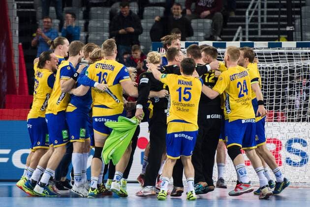 180126 Sveriges spelare jublar efter semifinalen mellan Sverige och Danmark under Handbolls-EM 2018 den 26 januari 2018 i Zagreb. Copyright: FREDRIKxVARFJELL BB180126FV103
