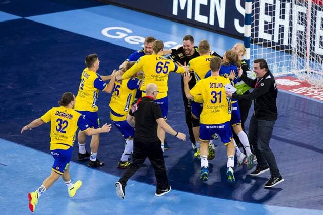 Die daenische Mannschaft feiert den Sieg. Daenemark - Schweden, Halbfinale, Handball, EHF Euro 2018, 26.01.18 Zagreb Zagreb Croatia Arena Zagreb Copyright: xAgentur54Gradx xFelixxKoenigx