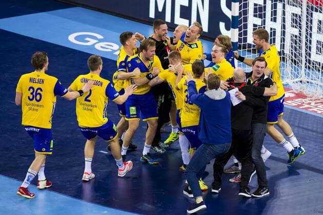 Die daenische Mannschaft feiert den Sieg. Daenemark - Schweden, Halbfinale, Handball, EHF Euro 2018, 26.01.18 Zagreb Zagreb Croatia Arena Zagreb Copyright: xAgentur54Gradx xFelixxKoenigx