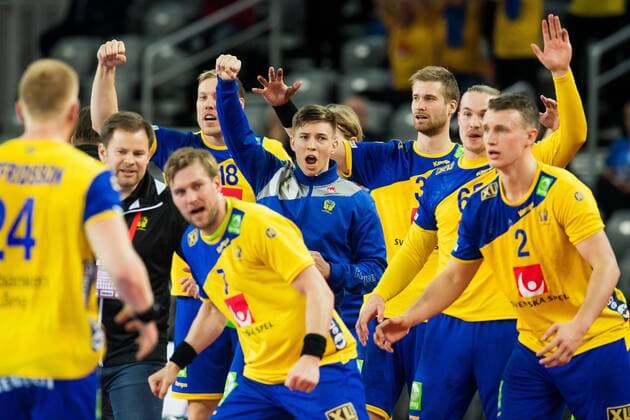 180126 Sveriges Jim Gottfridsson förbundskapten Kristjan Andresson, Max Darj, Fredric Pettersson, Jerry Tollbring, Viktor Östlund, Lukas Nilsson och Philip Henningsson jublar under semifinalen mellan Sverige och Danmark under Handbolls-EM 2018 den 26 januari 2018 i Zagreb. Copyright: FREDRIKxVARFJELL BB180126FV138