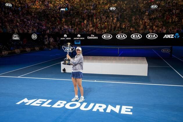 Australian Open, Siegerin Caroline Wozniacki MELBOURNE, VIC - JANUARY 27: Caroline Wozniacki of Denmark holds aloft her trophy after winning in the Final of the 2018 Australian Open on January 26, 2018, at Melbourne Park Tennis Centre in Melbourne, Australia. (Photo by Jason Heidrich Icon Sportswire) TENNIS: JAN 27 Australian Open Icon18012713014 EDITORIAL USE ONLY