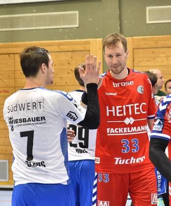 27.01.2018 - Handball - Saison 2017 2018 - Testspiel - Freundschaftsspiel : HC Erlangen HCE - SG BBM Bietigheim - OGo - Nikolai Link (33, HC Erlangen HCE ) klatscht mit Dominik Claus (7, SG BBM Bietigheim ) ab