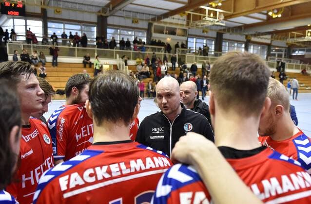 27.01.2018 - Handball - Saison 2017 2018 - Testspiel - Freundschaftsspiel : HC Erlangen HCE - SG BBM Bietigheim - OGo - Adalsteinn Eyjolfsson (Trainer HC Erlangen HCE ) spricht zur Mannschaft Team