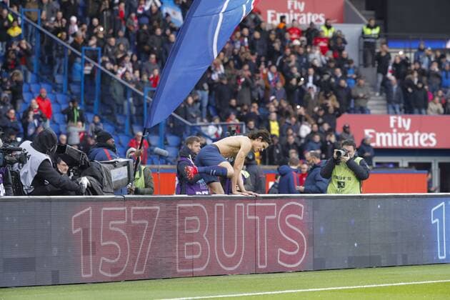 Bilder des Tages - SPORT Edinson Roberto Paulo Cavani Gomez (psg) (El Matador) (El Botija) (Florestan) inscrit le premier but de la rencontre et son 157e buts sous les couleurs du PSG, il retire son maillot pour l offrir aux supporters Ultras, il revient sur la pelouse torse nu, il recoit un carton jaune FOOTBALL : PARIS SAINT-GERMAIN v MONTPELLIER - L1 - 27 01 2018 StephaneAllaman Panoramic 
