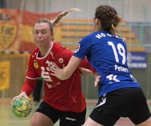 Frankfurt (Oder), 27.01.2018 - Brandenburghalle - 3. Bundesliga Frauen Nord Frankfurter HC vs HC: HG O-K-T 28 :17 Die Frankfurterin Michelle Duerrwald (links) im Zweikampf imZweikampf mit Franziska Peters. Die Frankfurterin erzielt 7 Treffer in diesem Spiel.