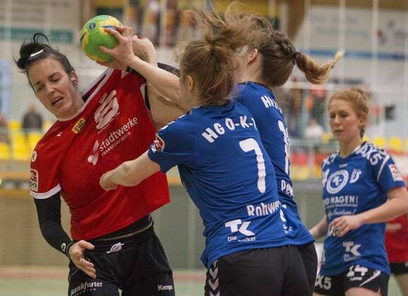 Frankfurt (Oder), 27.01.2018 - Brandenburghalle - 3. Bundesliga Frauen Nord Frankfurter HC vs HC: HG O-K-T 28 :17 Harte Abwehrarbeit von Katrin Rohwer (7), Franziska Peters gegen die Frankfurterin Anja Ziemer (links), rechtsbeobachtet Josefine Luethje die Szene. Anja Ziemer erzielte 7 Treffer fuer ihre Mannschaft.