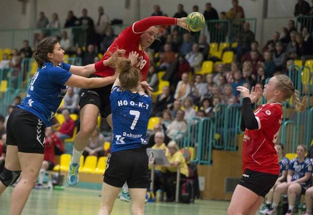 Frankfurt (Oder), 27.01.2018 - Brandenburghalle - 3. Bundesliga Frauen Nord Frankfurter HC vs HC: HG O-K-T 28 :17 Michelle Duerrwald versucht Kathleen Mueller (rechts) anzuspielen. Caja Luebker (links) und Katrin Rower versuchen zu stoeren.