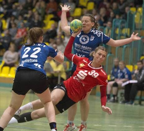 Frankfurt (Oder), 27.01.2018 - Brandenburghalle - 3. Bundesliga Frauen Nord Frankfurter HC vs HC: HG O-K-T 28 :17 Maria Heinke vom FHC hatsich gegen Anna Detlefsen (22) und Anita Ewertdurchgesetz und erzielt eines ihre 3 Treffer in diesem Spiel.