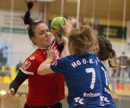 Frankfurt (Oder), 27.01.2018 - Brandenburghalle - 3. Bundesliga Frauen Nord Frankfurter HC vs HC: HG O-K-T 28 :17 Anja Ziemer vom FHC (links) versucht sich gegen Katrin Rohwer (7) und Franziska Peters durchzusetzen. Anja Ziemer erzielte in diesem Spiel 7 Treffer fuer den FHC.