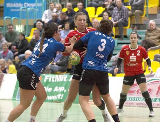 Frankfurt (Oder), 27.01.2018 - Brandenburghalle - 3. Bundesliga Frauen Nord Frankfurter HC vs HC: HG O-K-T 28 :17 Caja Luebker (44) und Imke Jasmin Seidel stoppen die FRankfurterin Maria Heinke, rechts beobachtet Anja Ziemer die Szene.