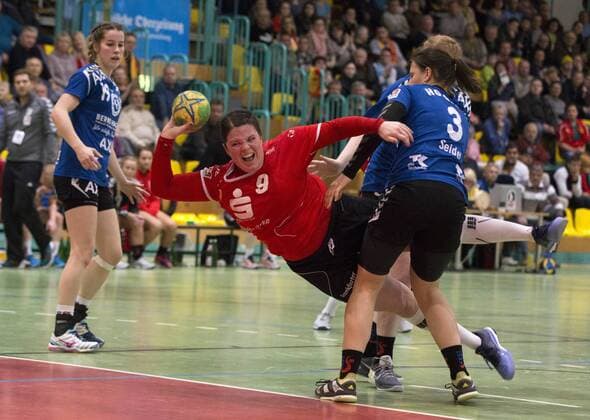 Frankfurt (Oder), 27.01.2018 - Brandenburghalle - 3. Bundesliga Frauen Nord Frankfurter HC vs HC: HG O-K-T 28 :17 Theresa Loll vom FHC setzt sich gegen Franziska Peters (links) und Imke Jasmin Seidel durch und trfft fuer ihre Mannschaft.